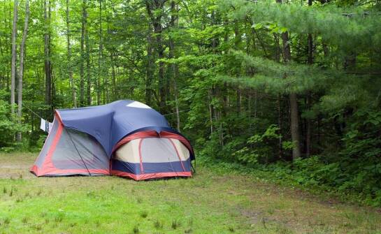 Pole namiotowe a komfortowy wypoczynek – dlaczego warto skorzystać?
