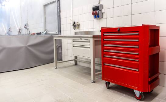 Szafa ognioodporna – dlaczego jest niezbędna w przemyśle chemicznym?