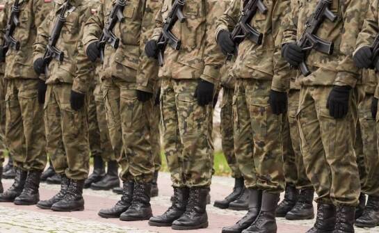 Jak dodatki i akcesoria mogą wzbogacić pełen zestaw umundurowania wojskowego?