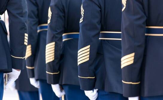 Wpływ nowoczesnych technologii na jakość mundurów wyjściowych