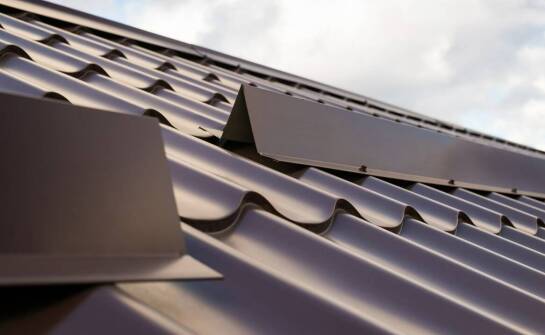 Jakie są zalety stosowania blachy trapezowej w obróbce dachów?