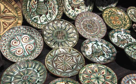 Which patterns dominate on stoneware breakfast plates