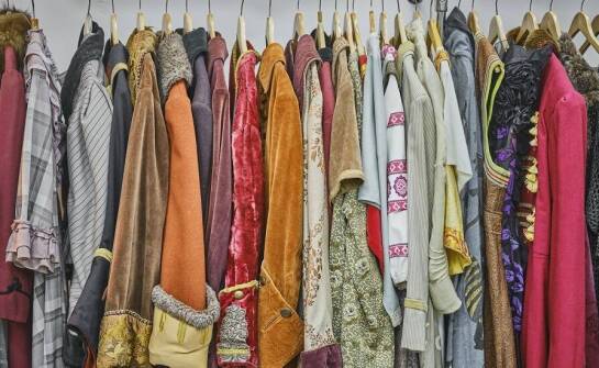 Kostiumy filmowe a autentyczność historyczna: jak zachować równowagę?