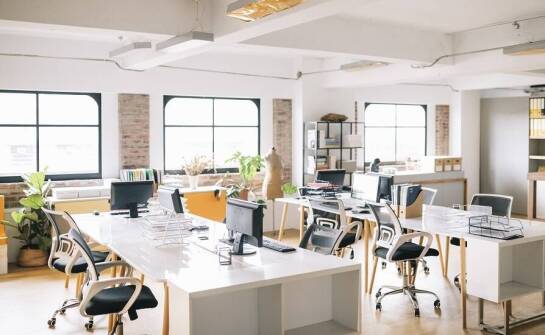 Jak elastyczność w aranżacji biura wspiera rozwój startupów?