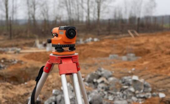Porównanie niwelatorów optycznych i laserowych – co warto wiedzieć?