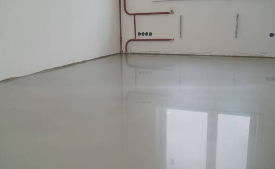 Wpływ renowacji posadzek na wydajność i bezpieczeństwo w zakładach produkcyjnych