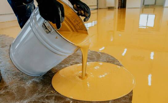 Jak regeneracja podłóg przemysłowych może zwiększyć ich żywotność?