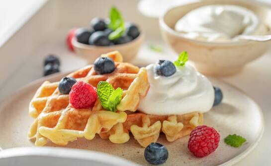 Jak łączyć borówki i maliny w diecie i deserach?