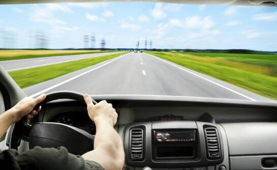 Jakie techniki wyprzedzania są nauczane podczas jazd doszkalających?