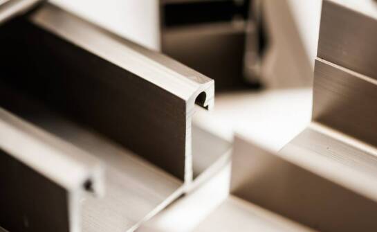 Przykłady zastosowania frezowania CNC w nowoczesnym designie przemysłowym