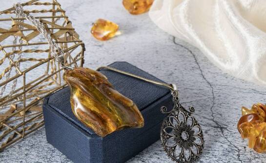 Różnorodność materiałów w kolczykach damskich – co wybrać?