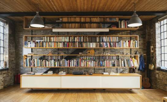 Nowoczesne kolory i wykończenia regałów loftowych na książki