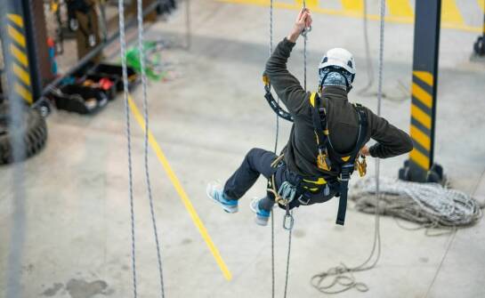 Jakie korzyści przynoszą szkolenia z prac na wysokościach dla pracowników?