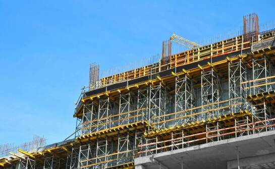 Wynajem rusztowań w kontekście kosztów i efektywności – co warto wiedzieć?