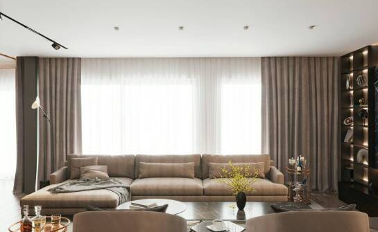 Wybór stołu drewnianego do salonu – na co zwrócić uwagę?