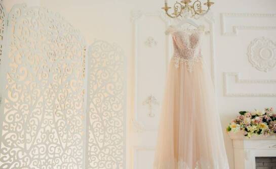 Jak dobrać makijaż do sukienki wieczorowej, by stworzyć spójną stylizację?