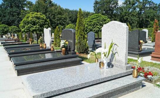 Eleganckie pomniki z granitu – zakład kamieniarski jako gwarancja jakości