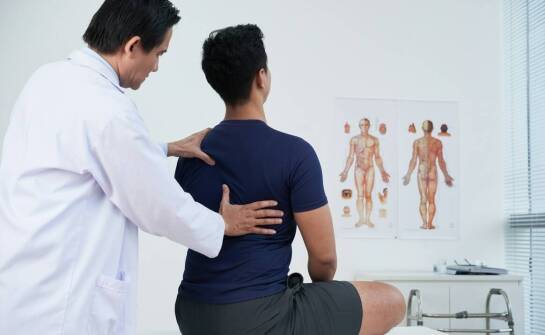 Wpływ terapii manualnej na poprawę postawy i zdrowia kręgosłupa