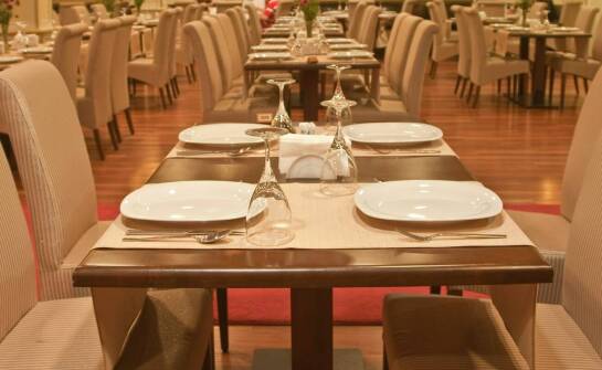 Jakie są opcje rezerwacji stolika w restauracji na Pardałówce i dlaczego warto to zrobić wcześniej?