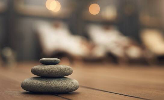 Relaksacyjny pobyt dla par – co zawiera pakiet spa w hotelu?