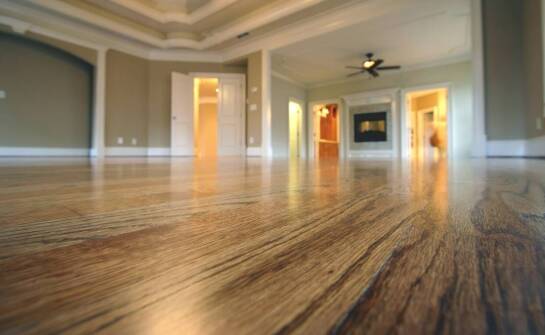 Jak podłogi wpływają na komfort użytkowania przestrzeni?