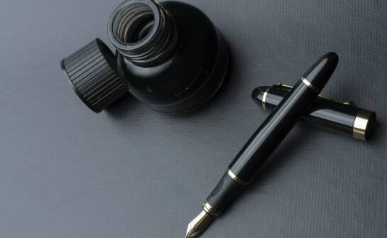 Jakie są najnowsze trendy w projektowaniu piór z bursztynem?