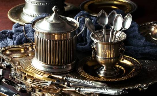 Wycena antyków: jakie aspekty są kluczowe dla kolekcjonerów?