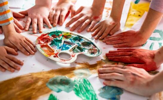 W jaki sposób baza polonika wspiera edukację o różnorodności kulturowej Polski?