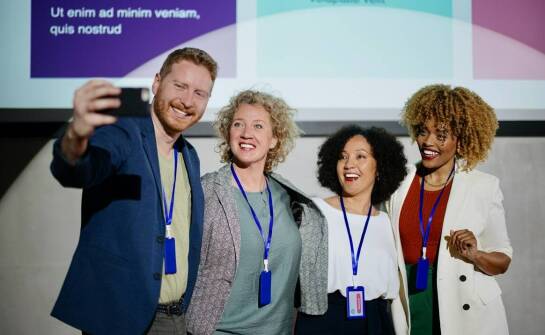 Jak plakietki z imieniem wpływają na budowanie wizerunku firmy?