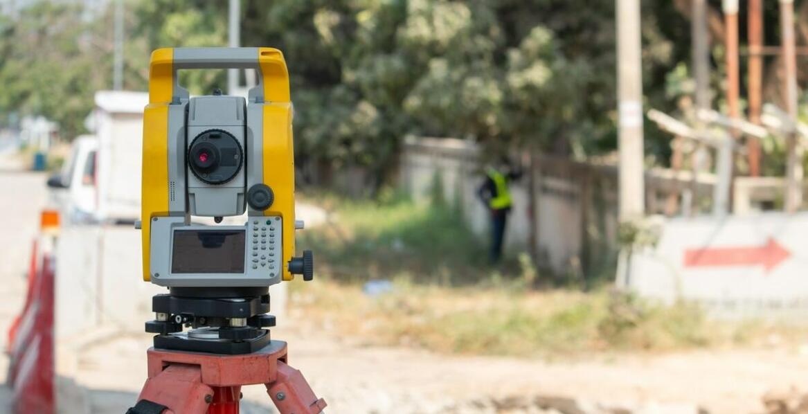 Jak zmniejszyć koszty operacyjne dzięki wykorzystaniu tachimetrów używanych?