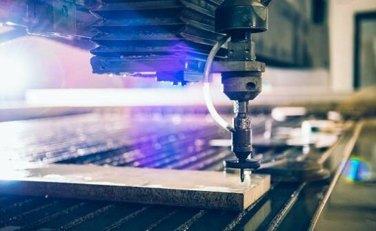 Precyzja i czystość pracy: Zalety cięcia wodą dla przemysłu metalowego