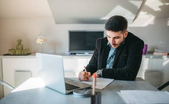 Czym zajmuje się rejent podczas sporządzania umowy darowizny?