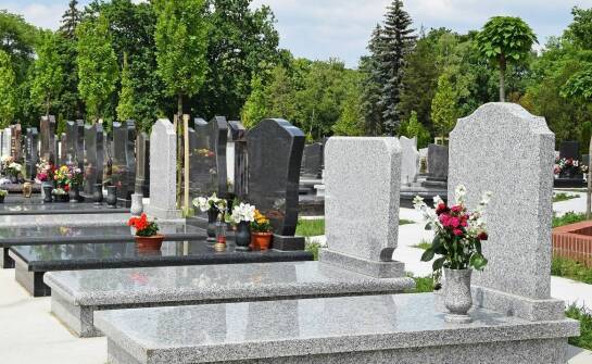 Ciekawe nagrobki – jak oryginalne wzory mogą podkreślić pamięć o zmarłych?