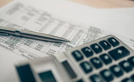 Jakie są zalety korzystania z kalkulatora kosztów leasingu ciągnika siodłowego?