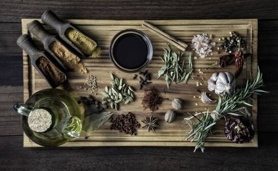 Naturalne przyprawy jako dodatek do herbat czarnych liściastych