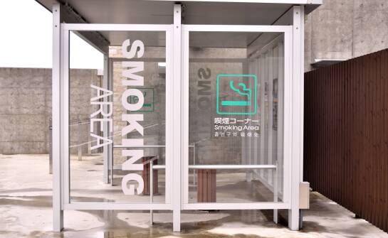 Wpływ terminowości dostawy i montażu na zadowolenie z wiaty palarni