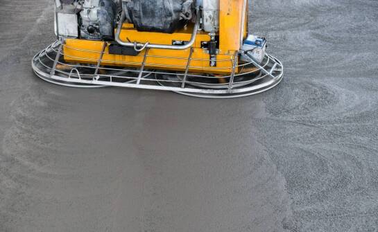 Podlewki bezskurczowe: klucz do stabilności fundamentów maszyn w halach produkcyjnych