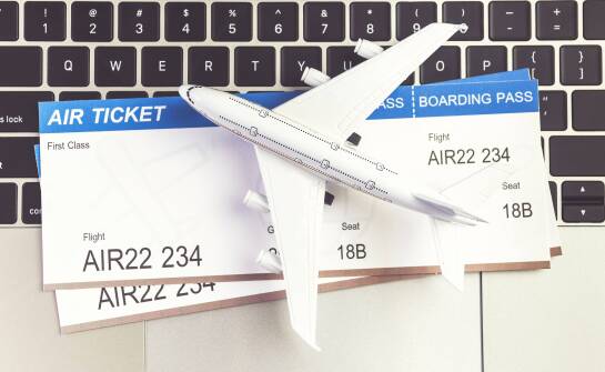 Gdzie szybko porównać ceny i trasy tanich przelotów?