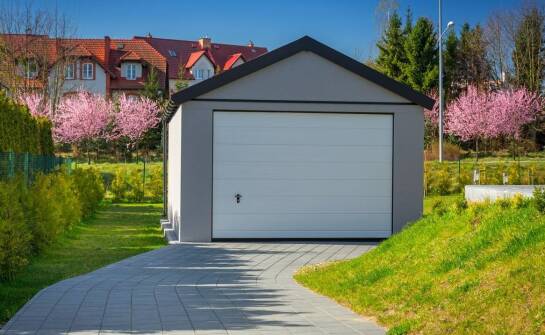 Jakie korzyści niesie za sobą montaż zamykanej wiaty na rowery przy szkole?