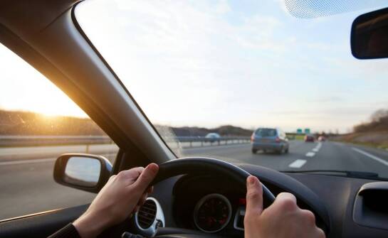 Nauka jazdy po autostradzie: jak radzić sobie z dużymi prędkościami?