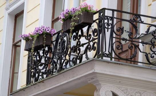 Przewaga skrzynek balkonowych na balustradę nad innymi typami skrzynek