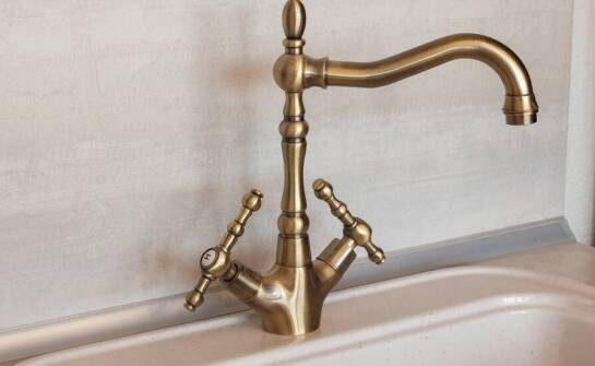 Wybór idealnej baterii wannowej retro do Twojej łazienki