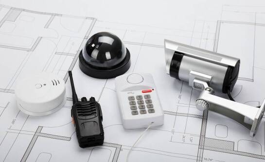 Jak zaprojektować skuteczny system alarmowy dla firmy?