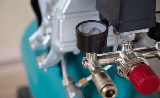 Rola serwisowania w utrzymaniu wydajności kompresorów dla transportu materiałów sypkich