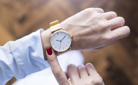 Jak wybrać elegancki zegarek damski na co dzień i na prezent?