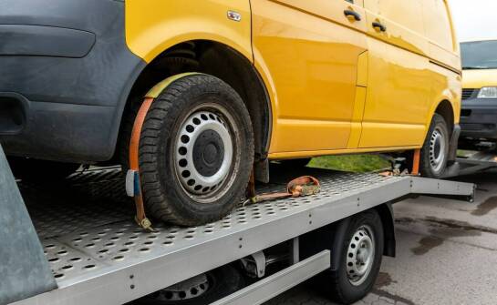 Dlaczego holowanie szczecin to niezawodne rozwiązanie podczas przebicia opony?