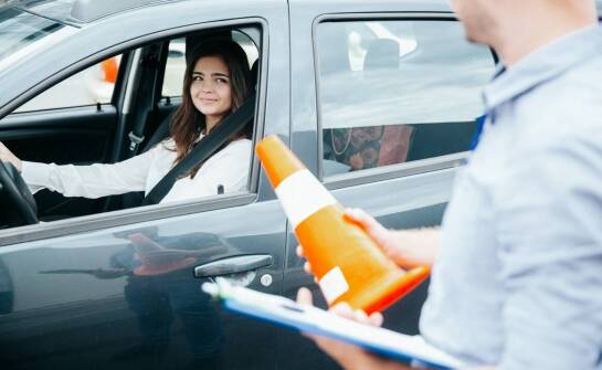 Jak kurs doszkalający dla młodych kierowców wpływa na umiejętność przewidywania sytuacji drogowych?