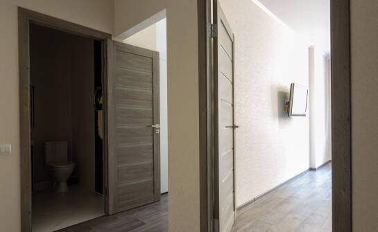 Jak wynajem apartamentu z łazienką wpływa na komfort podróży?