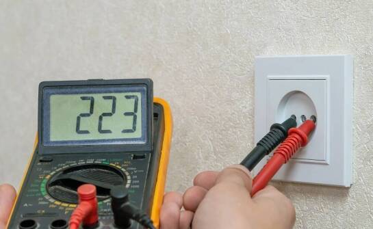 Zastosowanie mierników napięcia w branży remontowej i konserwacyjnej