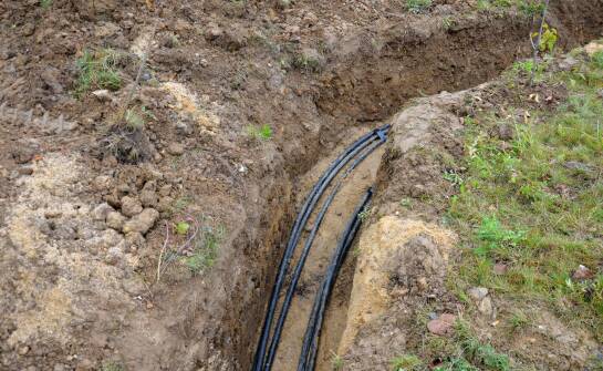 Jak odwodnienie działki wpływa na ochronę fundamentów przed wilgocią?